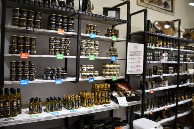 PRAG, CZECH REPUBLIC - 8 Temmuz 2022 'de Çek Cumhuriyeti' nin Prag kentindeki La Bottega Del Tartufo 'da İtalyan Yermantarı Deneyimi.