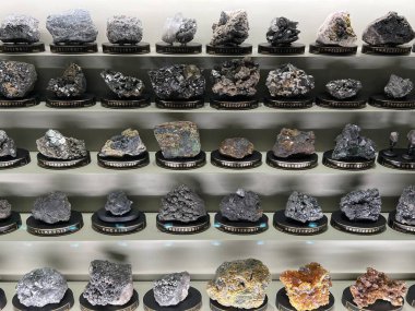 PRAG, CZECH REPUBLIC - 7 Temmuz 2022 'de Çek Cumhuriyeti' nin Prag kentindeki Ulusal Müze 'deki Mineraller Salonları.