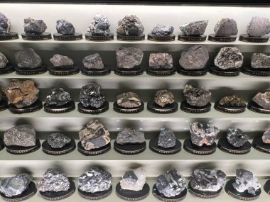 PRAG, CZECH REPUBLIC - 7 Temmuz 2022 'de Çek Cumhuriyeti' nin Prag kentindeki Ulusal Müze 'deki Mineraller Salonları.