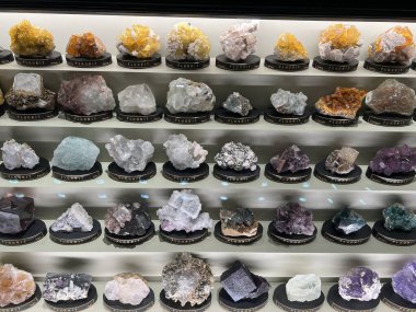 PRAG, CZECH REPUBLIC - 7 Temmuz 2022 'de Çek Cumhuriyeti' nin Prag kentindeki Ulusal Müze 'deki Mineraller Salonları.