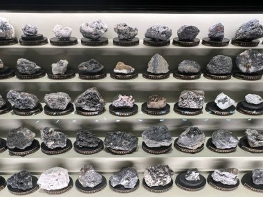 PRAG, CZECH REPUBLIC - 7 Temmuz 2022 'de Çek Cumhuriyeti' nin Prag kentindeki Ulusal Müze 'deki Mineraller Salonları.