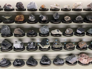 PRAG, CZECH REPUBLIC - 7 Temmuz 2022 'de Çek Cumhuriyeti' nin Prag kentindeki Ulusal Müze 'deki Mineraller Salonları.