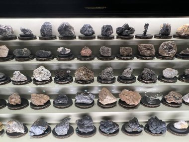 PRAG, CZECH REPUBLIC - 7 Temmuz 2022 'de Çek Cumhuriyeti' nin Prag kentindeki Ulusal Müze 'deki Mineraller Salonları.