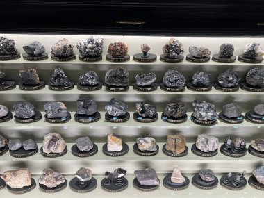 PRAG, CZECH REPUBLIC - 7 Temmuz 2022 'de Çek Cumhuriyeti' nin Prag kentindeki Ulusal Müze 'deki Mineraller Salonları.