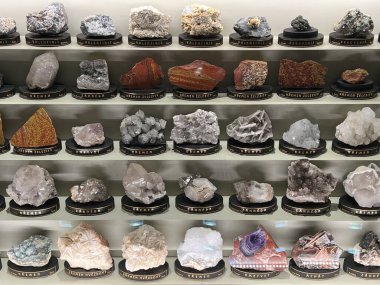 PRAG, CZECH REPUBLIC - 7 Temmuz 2022 'de Çek Cumhuriyeti' nin Prag kentindeki Ulusal Müze 'deki Mineraller Salonları.