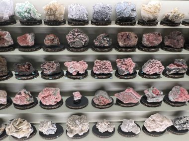 PRAG, CZECH REPUBLIC - 7 Temmuz 2022 'de Çek Cumhuriyeti' nin Prag kentindeki Ulusal Müze 'deki Mineraller Salonları.