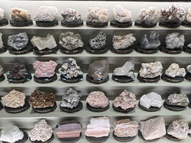 PRAG, CZECH REPUBLIC - 7 Temmuz 2022 'de Çek Cumhuriyeti' nin Prag kentindeki Ulusal Müze 'deki Mineraller Salonları.