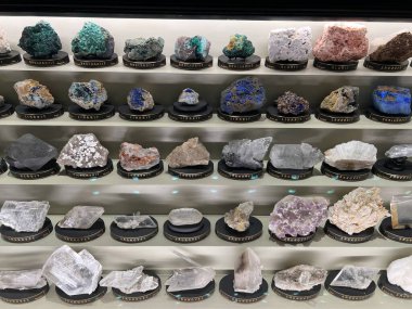 PRAG, CZECH REPUBLIC - 7 Temmuz 2022 'de Çek Cumhuriyeti' nin Prag kentindeki Ulusal Müze 'deki Mineraller Salonları.