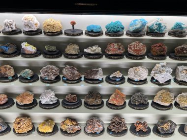 PRAG, CZECH REPUBLIC - 7 Temmuz 2022 'de Çek Cumhuriyeti' nin Prag kentindeki Ulusal Müze 'deki Mineraller Salonları.