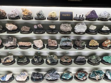 PRAG, CZECH REPUBLIC - 7 Temmuz 2022 'de Çek Cumhuriyeti' nin Prag kentindeki Ulusal Müze 'deki Mineraller Salonları.