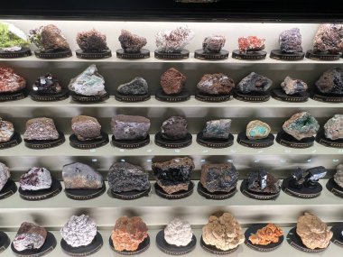 PRAG, CZECH REPUBLIC - 7 Temmuz 2022 'de Çek Cumhuriyeti' nin Prag kentindeki Ulusal Müze 'deki Mineraller Salonları.