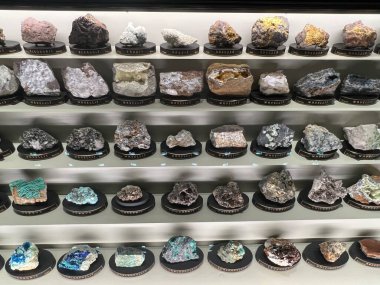 PRAG, CZECH REPUBLIC - 7 Temmuz 2022 'de Çek Cumhuriyeti' nin Prag kentindeki Ulusal Müze 'deki Mineraller Salonları.