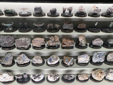 PRAG, CZECH REPUBLIC - 7 Temmuz 2022 'de Çek Cumhuriyeti' nin Prag kentindeki Ulusal Müze 'deki Mineraller Salonları.