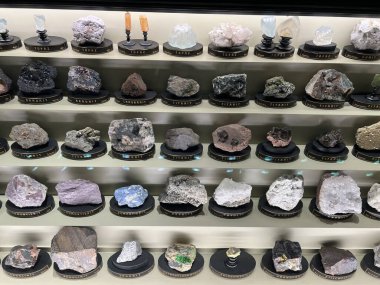 PRAG, CZECH REPUBLIC - 7 Temmuz 2022 'de Çek Cumhuriyeti' nin Prag kentindeki Ulusal Müze 'deki Mineraller Salonları.