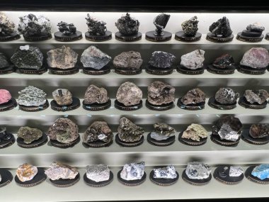 PRAG, CZECH REPUBLIC - 7 Temmuz 2022 'de Çek Cumhuriyeti' nin Prag kentindeki Ulusal Müze 'deki Mineraller Salonları.