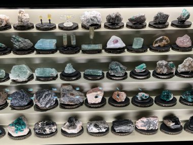 PRAG, CZECH REPUBLIC - 7 Temmuz 2022 'de Çek Cumhuriyeti' nin Prag kentindeki Ulusal Müze 'deki Mineraller Salonları.