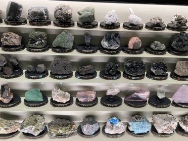 PRAG, CZECH REPUBLIC - 7 Temmuz 2022 'de Çek Cumhuriyeti' nin Prag kentindeki Ulusal Müze 'deki Mineraller Salonları.