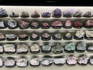 PRAG, CZECH REPUBLIC - 7 Temmuz 2022 'de Çek Cumhuriyeti' nin Prag kentindeki Ulusal Müze 'deki Mineraller Salonları.