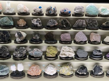 PRAG, CZECH REPUBLIC - 7 Temmuz 2022 'de Çek Cumhuriyeti' nin Prag kentindeki Ulusal Müze 'deki Mineraller Salonları.