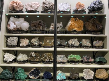 PRAG, CZECH REPUBLIC - 7 Temmuz 2022 'de Çek Cumhuriyeti' nin Prag kentindeki Ulusal Müze 'deki Mineraller Salonları.