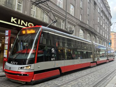 PRAG, CZECH CUBLIC - 7 Temmuz 2022 'de Çek Cumhuriyeti Prag' da Tramvay.
