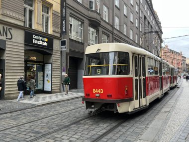 PRAG, CZECH CUBLIC - 7 Temmuz 2022 'de Çek Cumhuriyeti Prag' da Tramvay.