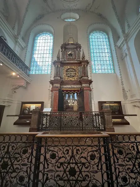 PRAG, CZECH Cumhuriyet - 7 Temmuz 2022 'de Çek Cumhuriyeti' nin Prag kentinde görülen Klausen Sinagogu.