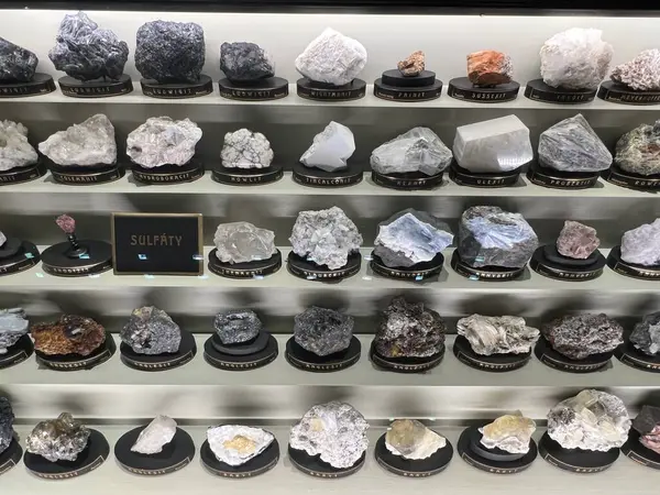 PRAG, CZECH REPUBLIC - 7 Temmuz 2022 'de Çek Cumhuriyeti' nin Prag kentindeki Ulusal Müze 'deki Mineraller Salonları.