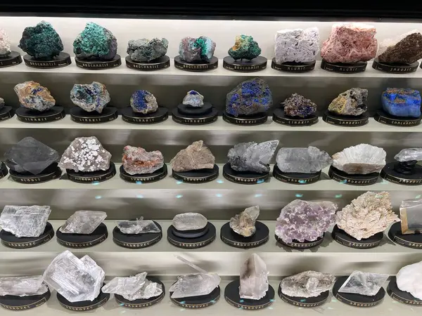 PRAG, CZECH REPUBLIC - 7 Temmuz 2022 'de Çek Cumhuriyeti' nin Prag kentindeki Ulusal Müze 'deki Mineraller Salonları.