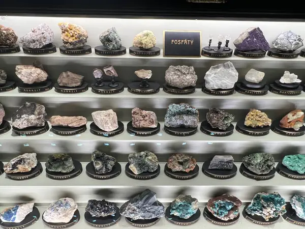 PRAG, CZECH REPUBLIC - 7 Temmuz 2022 'de Çek Cumhuriyeti' nin Prag kentindeki Ulusal Müze 'deki Mineraller Salonları.