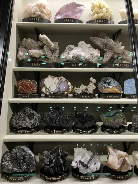 PRAG, CZECH REPUBLIC - 7 Temmuz 2022 'de Çek Cumhuriyeti' nin Prag kentindeki Ulusal Müze 'deki Mineraller Salonları.