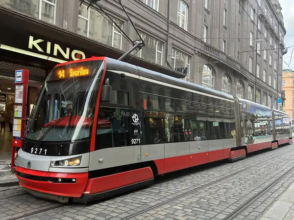 PRAG, CZECH CUBLIC - 7 Temmuz 2022 'de Çek Cumhuriyeti Prag' da Tramvay.