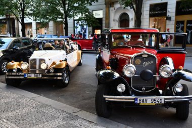 PRAG, CZECH REPUBLIC - 8 Temmuz 2022 'de Çek Cumhuriyeti Prag' da klasik araba turları.