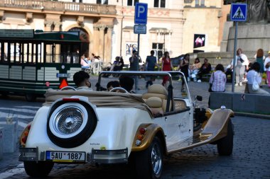 PRAG, CZECH REPUBLIC - 8 Temmuz 2022 'de Çek Cumhuriyeti Prag' da klasik araba turları.
