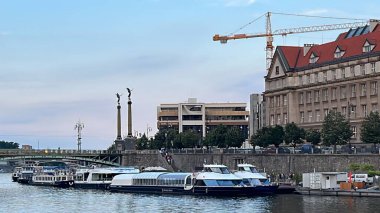 PRAG, CZECH CUBLIC - 8 Temmuz 2022 'de Çek Cumhuriyeti' nin Prag kentindeki Vltava Nehri üzerindeki botlar.