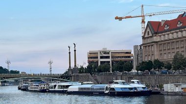 PRAG, CZECH CUBLIC - 8 Temmuz 2022 'de Çek Cumhuriyeti' nin Prag kentindeki Vltava Nehri üzerindeki botlar.