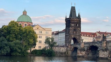 PRAG, CZECH REPUBLIC - 8 Temmuz 2022 'de Çek Cumhuriyeti' nin Prag kentindeki Vltava Nehri üzerindeki Charles Köprüsü.