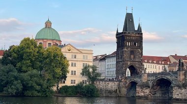 PRAG, CZECH REPUBLIC - 8 Temmuz 2022 'de Çek Cumhuriyeti' nin Prag kentindeki Vltava Nehri üzerindeki Charles Köprüsü.
