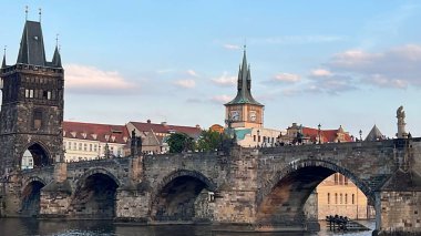 PRAG, CZECH REPUBLIC - 8 Temmuz 2022 'de Çek Cumhuriyeti' nin Prag kentindeki Vltava Nehri üzerindeki Charles Köprüsü.