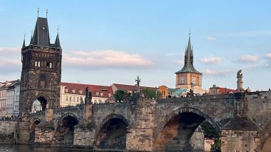 PRAG, CZECH REPUBLIC - 8 Temmuz 2022 'de Çek Cumhuriyeti' nin Prag kentindeki Vltava Nehri üzerindeki Charles Köprüsü.