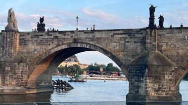 PRAG, CZECH REPUBLIC - 8 Temmuz 2022 'de Çek Cumhuriyeti' nin Prag kentindeki Vltava Nehri üzerindeki Charles Köprüsü.