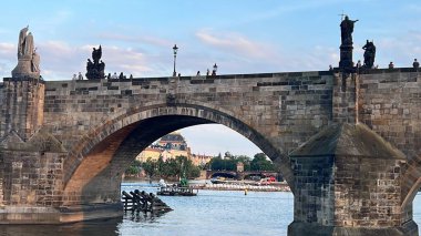 PRAG, CZECH REPUBLIC - 8 Temmuz 2022 'de Çek Cumhuriyeti' nin Prag kentindeki Vltava Nehri üzerindeki Charles Köprüsü.
