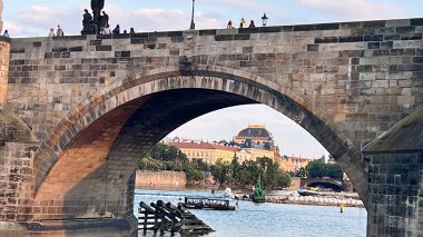 PRAG, CZECH REPUBLIC - 8 Temmuz 2022 'de Çek Cumhuriyeti' nin Prag kentindeki Vltava Nehri üzerindeki Charles Köprüsü.
