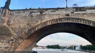 PRAG, CZECH REPUBLIC - 8 Temmuz 2022 'de Çek Cumhuriyeti' nin Prag kentindeki Vltava Nehri üzerindeki Charles Köprüsü.
