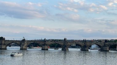 PRAG, CZECH REPUBLIC - 8 Temmuz 2022 'de Çek Cumhuriyeti' nin Prag kentindeki Vltava Nehri üzerindeki Charles Köprüsü.