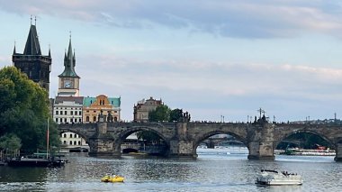 PRAG, CZECH REPUBLIC - 8 Temmuz 2022 'de Çek Cumhuriyeti' nin Prag kentindeki Vltava Nehri üzerindeki Charles Köprüsü.