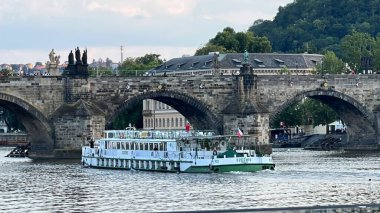 PRAG, CZECH REPUBLIC - 8 Temmuz 2022 'de Çek Cumhuriyeti' nin Prag kentindeki Vltava Nehri üzerindeki Charles Köprüsü.