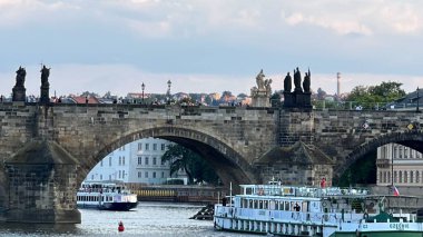 PRAG, CZECH REPUBLIC - 8 Temmuz 2022 'de Çek Cumhuriyeti' nin Prag kentindeki Vltava Nehri üzerindeki Charles Köprüsü.