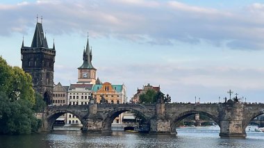 PRAG, CZECH REPUBLIC - 8 Temmuz 2022 'de Çek Cumhuriyeti' nin Prag kentindeki Vltava Nehri üzerindeki Charles Köprüsü.
