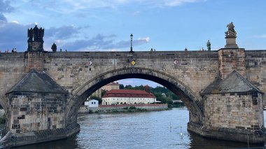 PRAG, CZECH REPUBLIC - 8 Temmuz 2022 'de Çek Cumhuriyeti' nin Prag kentindeki Vltava Nehri üzerindeki Charles Köprüsü.